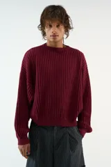 Sweater tejido burdeos de textura acanalada, de corte relajado con cuello redondo, hombros caídos y mangas largas. Cuenta con un gráfico bordado del logo Scuffers en la espalda con estampado de leopardo y terminaciones acanaladas en puños y cintura.