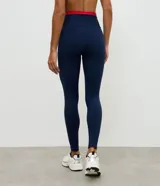 Legging deportiva Get Over de tiro alto, color azul marino con detalle de cintura elástica en color rojo. Confeccionada en tejido de microfibra elástica.