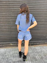 Camisa de jean celeste, estilo boxy con detalles de costuras en color blanco.