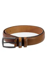 Cinturón de cuero color marrón con hebilla metálica rectangular color peltre.