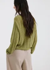 Cardigan Rosi de punto verde con diseño trenzado, escote en V y cierre frontal con botones.