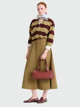 Bolso de mano tipo shoulder bag de la marca Longchamp, confeccionado en cuero liso color marrón oscuro. Presenta una estructura rectangular, doble asa de hombro con hebillas metálicas y cierre superior.