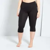 Legging corto de viscosa color negro, de corte ajustado y tiro alto.