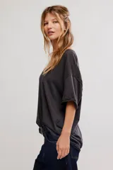 Remera de algodón celeste, de corte oversize con escote en V amplio y mangas cortas caídas.