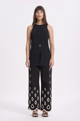 Blusa negra sin mangas con cuello redondo y tajo central.