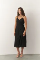 Vestido midi cruzado color salmón, sin mangas y con escote en V.