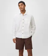 Bermuda masculina de sarga con textura jaspeada, cintura elástica y bolsillos laterales, ideal para uso casual.