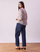 Blusa de gasa estampada marca Zac & Rachel. Tiene cuello a la base fruncido con escote en V, mangas largas con aplique calado y puño elastizado.