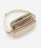 Cartera bandolera de tamaño mediano confeccionada en poliuretano, con diseño rectangular, cierre superior con cremallera y correa ancha ajustable. Presenta detalles metálicos y acabado liso.