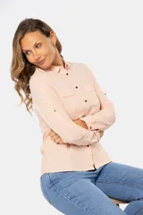 Camisa de lino color verde menta, de manga larga con botones personalizados, cuello camisero, dos bolsillos frontales en el pecho y presilla en la manga.