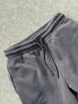 Pantalón de jogging gris de felpa con cintura y tobillos elastizados y cordón de ajuste.