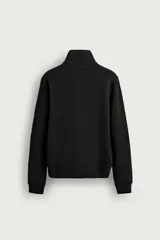 Chaqueta regular fit de cuello subido, confeccionada en tejido técnico interlock de algodón con elasticidad. Presenta cierre frontal con cremallera, manga larga con puños en rib y bolsillos de vivo en la cadera.