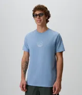 Remera de algodón celeste de corte comfort y holgado, con cuello redondo, manga corta y pequeño estampado circular en el frente.