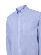 Camisa de manga larga RKF de corte regular, con diseño de rayas finas en tonos celestes, blancos y rosados. Cuenta con cuello abotonado (button-down), cierre frontal con botones blancos, bolsillo ojal en el pecho con logo bordado y dobladillo redondeado.