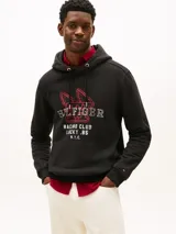 Buzo con capucha Tommy Hilfiger de color negro, con cordones ajustables y un diseño gráfico bordado en el pecho que incluye inscripciones de estilo universitario y automovilístico.