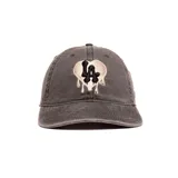 Gorra dad hat gris con efecto acid wash, visera curva y diseño bordado en el frente de un corazón con el texto "LA".