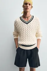 Bermuda de algodón rizo (tipo toalla) color azul marino, de corte regular fit. Presenta cintura elástica con cordón interno ajustable, bolsillos frontales y un bolsillo trasero de plastrón. Los bordes tienen un ribete blanco a contraste.