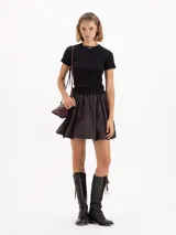 Remera de algodón pima al cuerpo, con cuello redondo y manga corta.