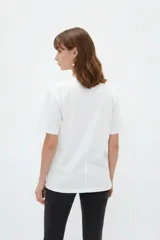 Remera blanca de manga corta con cuello redondo y estampado frontal de inspiración veraniega con motivos italianos, limones y la leyenda Italia Amalfi Capri.