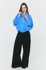 Pantalón de tiro alto con diseño cruzado tipo pareo en el frente, pernera ancha y caída fluida.