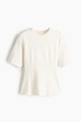 Remera manga corta de interlock pesado color blanco, con cuello redondo y diseño entallado en la cintura con pinzas moldeadoras frontales.