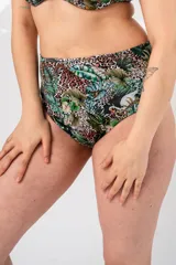 Bombacha de tiro alto estampada con diseño de hojas y animal print, forrada en su interior delantero.