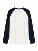 Remera estilo raglán de manga larga, con cuerpo en color crema y mangas en color azul marino. Presenta cuello redondo al tono de las mangas y un pequeño logo aplicado en el ruedo.