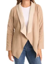 Cardigan de tejido soft color beige con solapa ancha en contraste de tono más claro, diseño abierto y manga larga.