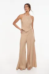 Top halter de tencel color verde militar con bordado a mano de cuentas plateadas en forma de estrella en el frente.