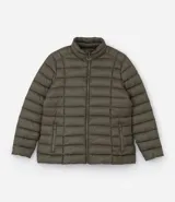 Campera puffer color verde oliva, con cuello alto y cierre frontal.