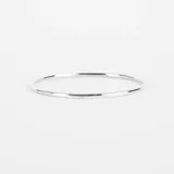 Brazalete tipo esclava de alambre redondo, fabricado en plata 925 con acabado pulido.