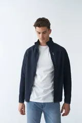 Campera negra tejida bondeada para hombre, con fit regular, logo estampado, cremallera entera y bolsillos con cierre.