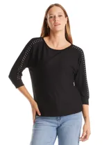 Blusa de tejido acanalado con cuello redondo y mangas tres cuartos. Presenta detalle de tachas metálicas a lo largo de los hombros y mangas, con puños elastizados.