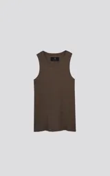 Musculosa básica color mocca, confeccionada en tela morley con moldería slim-fit.