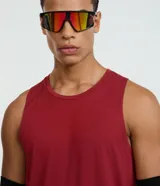 Musculosa deportiva masculina Get Over, de corte regular en color marrón, con cuello redondo, costuras visibles y etiqueta decorativa en el bajo.