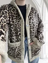 Campera con capucha de pana con estampado animal print de leopardo, forrada con piel sintética color beige.