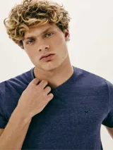 Pijama de hombre compuesto por una remera azul de manga corta con cuello en V y un short azul marino.