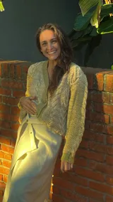 Cárdigan color verde claro tejido a mano con trenzas y distintas texturas, con botones de madera de olivo.