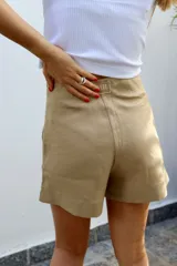 Short color beige de lino 100%.