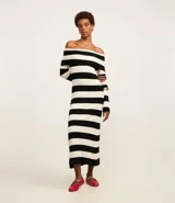 Vestido midi de punto con rayas horizontales blancas y negras, escote bardot y mangas largas.