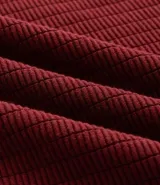 Suéter masculino de cuello redondo y manga larga, confeccionado en malla de viscosa y poliamida con textura de cuadros grid.