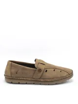 Zapato tipo mocasín de estilo urbano, color gris, confeccionado en eco-cuero con perforaciones laterales para ventilación. Presenta costuras reforzadas en el contorno de la suela y un cierre lateral con velcro para un ajuste práctico.