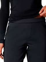 Pantalón de senderismo Columbia Titanium color negro, de tiro alto y corte ajustado. Confeccionado en tejido técnico repelente al agua y manchas, cuenta con bolsillos laterales con cierre, cintura parcialmente elástica y refuerzos en las rodillas para mayor movilidad.