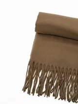 Pashmina de textura suave en color gris, con diseño rectangular y terminaciones con flecos en los extremos.