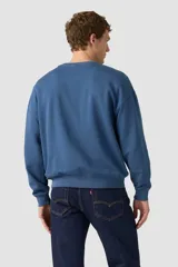 Buzo azul de cuello redondo con detalle de costura triangular en el escote, mangas largas y ajuste acanalado en puños y cintura.