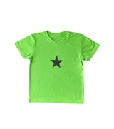 Remera verde lima ajustada al cuerpo, con cuello redondo y manga corta. Estampado frontal de una estrella negra.
