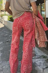 Jean de corte oxford con estampado tipo bandana en color rojo. Presenta tiro medio, bolsillos traseros y cierre con botón y cremallera.