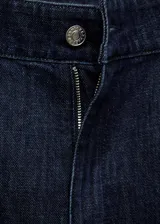 Pantalón de jean estilo wideleg en color azul oscuro. Presenta un diseño de tiro medio con cierre frontal de cremallera y botón, detalle de pinzas en la cintura, trabillas para cinturón y dos bolsillos laterales.