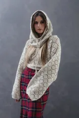 Buzo de lana mezcla tejido a mano con diseño de rombos calados, cuello bote, mangas estilo farol y terminaciones en punto elástico en cuello, puños y ruedo.