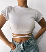 Remera corta de morley con mangas cortas y tiras para atar en la cintura.